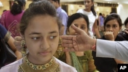 Permintaan emas sangat tinggi di India, karena selain India tidak menghasilkan emas, logam mulia ini telah lama menjadi hadiah secara adat dalam pernikahan dan acara khusus lainnya (foto: dok).