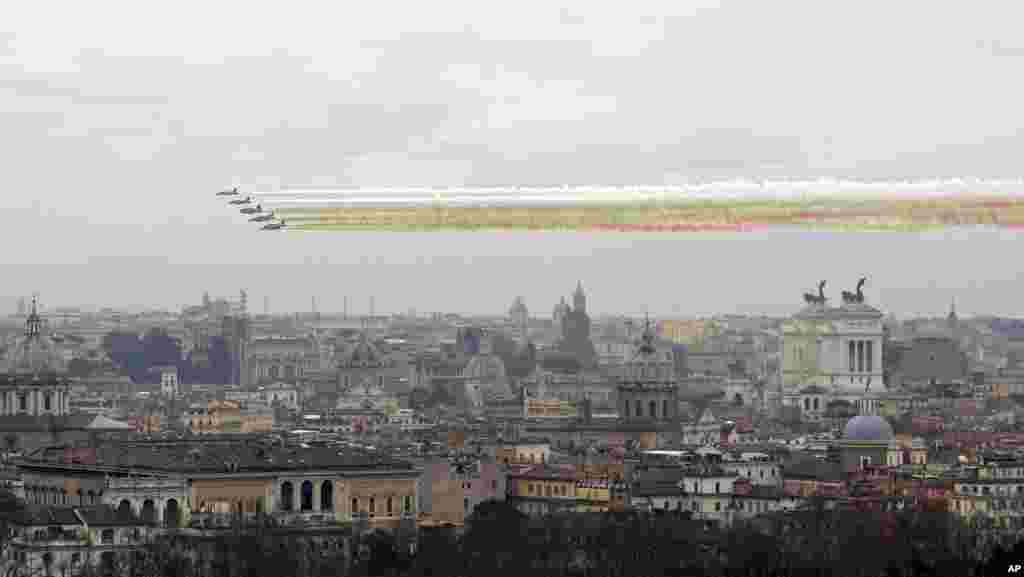 Regu akrobatik Angkatan Udara Italia &#39;Frecce Tricolori&#39; terbang di atas Roma untuk menandakan ulang tahun Penyatuan Italia ke-154 pada tahun 1861.