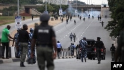 Petugas polisi Nigeria berpatroli di jalan-jalan Abuja pada 22 Juli 2019. (Foto: AFP)