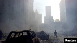 Un pompier marche dans les décombres du World Trade Center, à New York, le 11 septembre 2001.