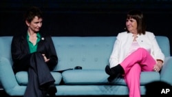 La Ministra del Interior y Seguridad Pública de Chile, Carolina Toha, dialoga con su homóloga de Argentina, Patricia Bullrich, durante el Encuentro Nacional de la Empresa en Santiago, Chile, el jueves 25 de April de 2024. (AP Foto/Esteban Felix)