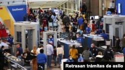 Para penumpang harus melewati petugas keamanan bandara yang berlapis di bandara Denver, Colorado, AS (foto: ilustrasi).