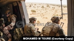 Opération française Barkhane: vol à basse altitude au-dessus de la région de Gao à bord d'un hélicoptère de l'armée française lors d'une mission opérationnelle, le 22 juin 2019.