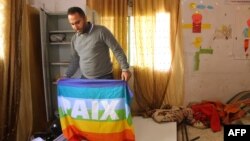 Aktivis HAM Palestina Issa Amro memeriksa kantor kelompok aktivis Anak Muda Palestina Melawan Permukiman, yang dirazia pasukan Israel di Hebron, Tepi Barat (8/11). (AFP/Hazem Bader)