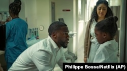Gambar ini dirilis oleh Netflix menunjukkan Kevin Hart, Kiri, dan Melody Hurd dalam adegan "Fatherhood." (Foto: Philippe Bosse/Netflix via AP)