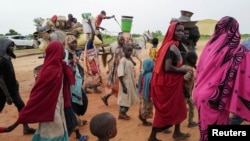 ፎቶ ፋይል፦ በሱዳን ዳርፉር ያለውን ግጭት ሸሽተው በሱዳን እና በቻድ መካከል ያለውን ድንበር በእግራቸው በማቋረጥ የቻድ መጠለያ ጣቢያ የሚደርሱ ሱዳናውያን እአአ ነሐሴ 4/2023