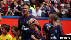 Neymar tient un enfant avant le match de PSG contre SC Amiens à Paris, 5 août 2017.