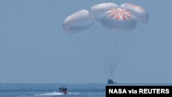 La cápsula Crew Dragon de SpaceX con los astronautas de la NASA Bob Behnken y Doug Hurley amariza en aguas del Golfo de México el 2 de agosto de 2020.