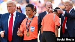 علیرضا فغانی، داور بین‌المللی فوتبال، در کنار دونالد ترامپ، رئیس‌جمهوری آمریکا