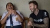 David Beckham, duta Besar Goodwill UNICEF dan mantan atlet sepak bola internasional, bertemu dengan Sripun (15) di rumahnya di Semarang pada Selasa (27/3).