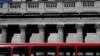 Un autobús pasa por el Banco de Inglaterra, en Londres, el 23 de marzo de 2020.