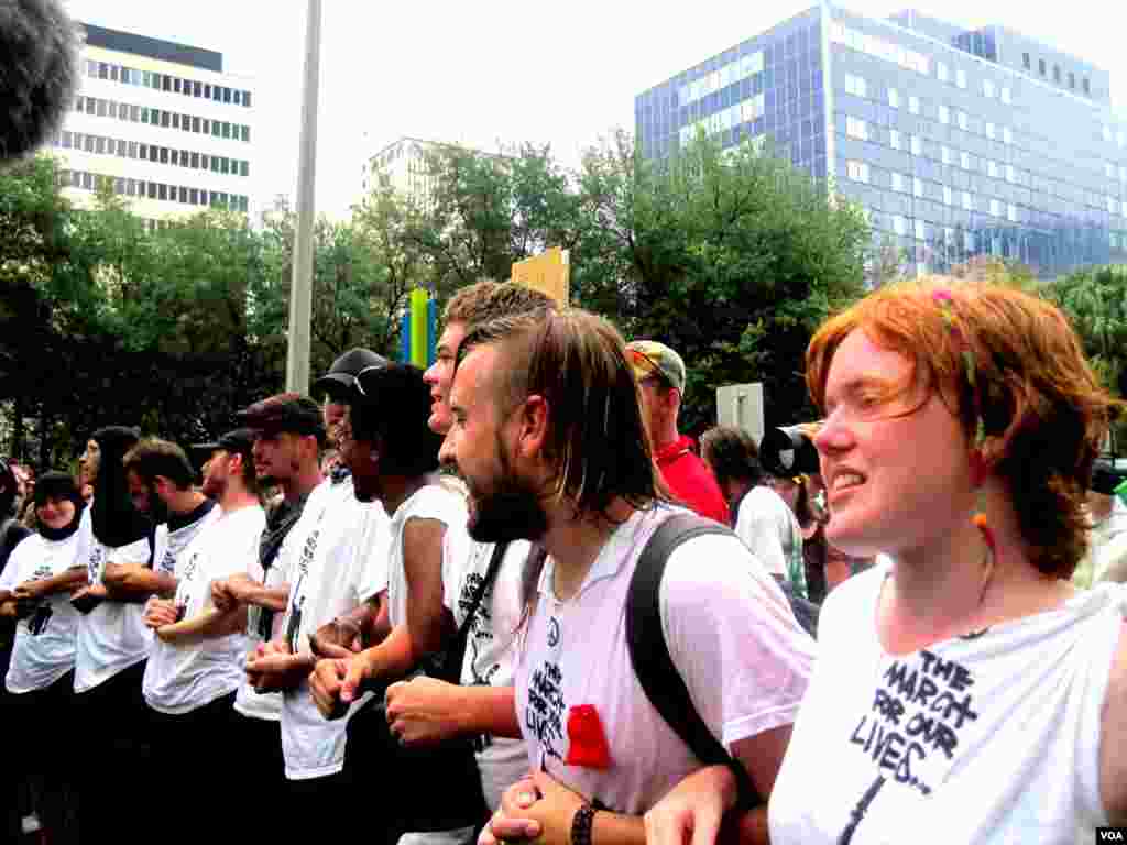 Occupy movement members march outside the Republican National Convention, Tampa, Florida, August 27, 2012. (E. Mazrieva/VOA)