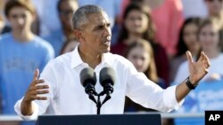 លោក បារ៉ាក់ អូបាម៉ា ថ្លែង​ទៅ​កាន់​អ្នក​គាំទ្រ​នៅ​ពេល​ធ្វើ​យុទ្ធនាការ​ដើម្បី​ស្វែង​រក​សំឡេង​ឆ្នោត​ឲ្យ​លោកស្រី Hillary Clinton ក្នុង​ក្រុង Chapel Hill រដ្ឋ North Carolina កាលពី​ថ្ងៃទី២ ខែវិច្ឆិកា ឆ្នាំ២០១៦។