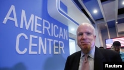Thượng nghị sĩ McCain rời buổi họp báo tại Trung tâm Hoa Kỳ ở Hà Nội, 8/8/2014.