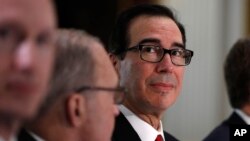 El secretario del Tesoro de EE.UU., Steve Mnuchin, asiste a una reunión con funcionarios estadounidenses y chinos en Washington el jueves, 21 de febrero de 2019.