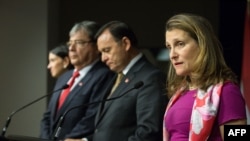Menlu Kanada, Chrystia Freeland (kanan) berbicara dalam konferensi pers untuk rapat Lima Group ke-10 di Ottawa, Ontario, 4 Februari 2019 (foto: Lars Hagberg/AFP)