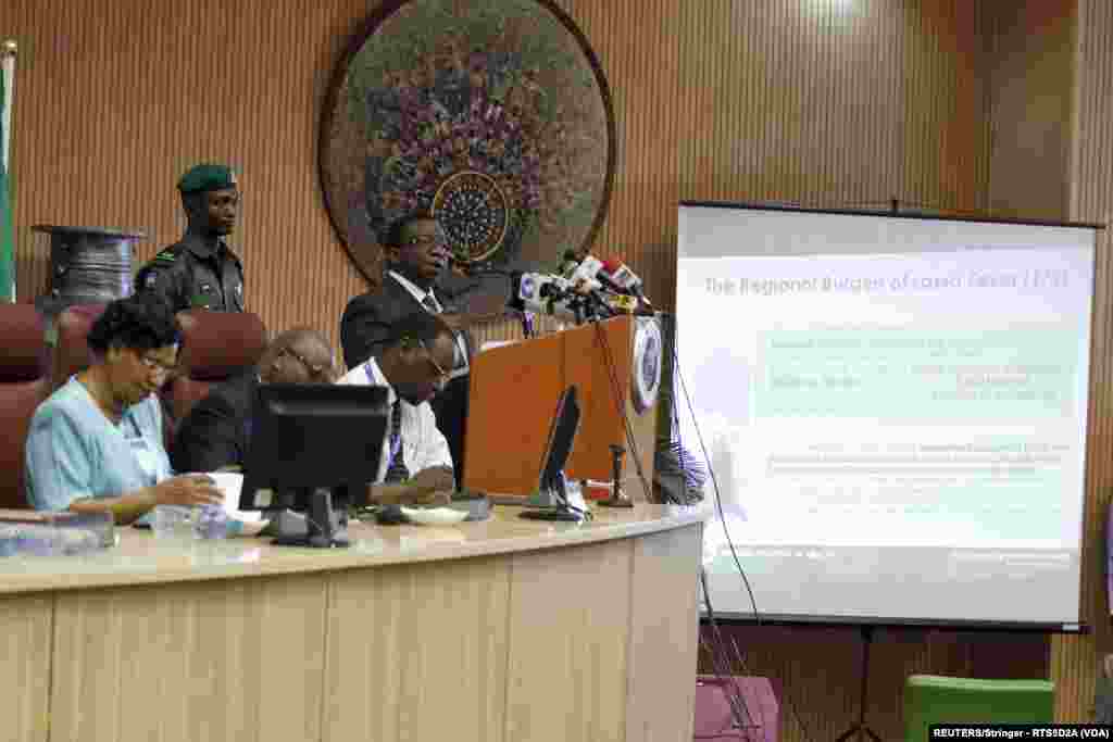 Ministan Lafiya Mr Isa'ac Folorunso Adewale Yayin Da Yake Bayani A Taron Gaggawa Na Ma'aikatar Lafiya Akan Yadda Za'a Shawo Kan Cutar Zazzabin Lassa A Abuja Najeriya, Janairu 19, 2016. &nbsp;