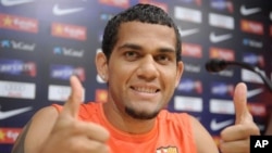 Pemain belakang Barca, Dani Alves harus istirahat 7-10 hari karena cedera kaki (foto: dok.).