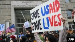 Vashingtonda AQSh Xalqaro taraqqiyot agentligi qarorgohi oldida norozilik namoyishlari. Omma Tramp ma'muriyatidan agentlikni barbod qilmaslikni talab qilmoqda. Oq uyga ko'ra esa agentlik islohotlar ostida. 