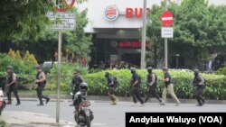 Tim Densus 88 Mabes Polri melakukan penyisiran kawasan Jalan Thamrin beberapa menit setelah serangan teror, Kamis, 14/1 (VOA/Andylala). Dua dari empat pelaku teror di kawasan Sarinah, Thamrin, Jakarta pernah dipenjara karena kasus teroris.
