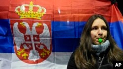 Arhiva - Žena duva u pištaljku tokom protesta ispred zgrade izborne komisije u Beogradu, Srbija, utorak, 19. decembar 2023. (AP Photo/Darko Vojinovic)