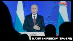 RUSSIA -- Journalists watch live broadcast of Russian President Vladimir Putin's annual Address to the Federal Assembly at Gostinny Dvor in Moscow, Russia, 20 February 2019