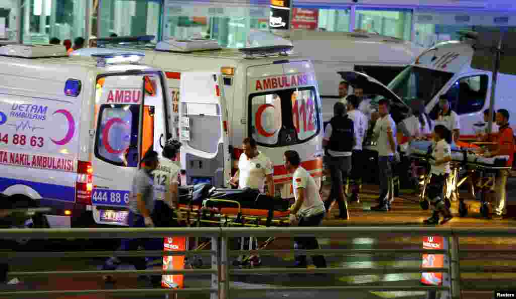 Petugas paramedis bekerja di luar bandar udara Ataturk, Istanbul menyusul ledakan bom (28/6).&nbsp;(Reuters/Osman Orsal)