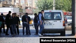 Polisi Turki melakukan pemeriksaan di Diyarbakır (foto: dok).