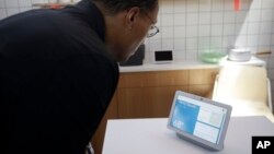 Google's Kayitta Johnson gives a demonstration of the Nest Hub Max at the Google I/O conference in Mountain View, Calif., Tuesday, May 7, 2019. (AP Photo/Jeff Chiu)