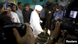 Presiden Sudan, Omar Hassan al-Bashir, memberikan suara dalam pemilu di Khartoum (13/4). (Reuters/Mohamed Nureldin Abdallah)