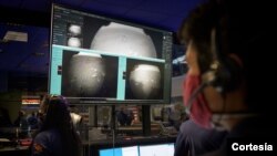 Equipo del rover observan en la Misión de Control en el Laboratorio de Propulsión a Chorro de la NASA en el sur de California mientras llegan las primeras imágenes momentos después de que la nave espacial aterrizó. [NASA / Bill Ingalls]