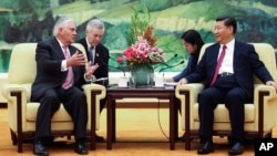 ​រដ្ឋ​មន្ត្រី​ការបរទេស​អាមេរិក Rex Tillerson (ឆ្វេង) ជួប​ប្រជុំ​ជាមួយ​លោក ស៊ី ជីងពីង ប្រធានាធិបតី​ចិន នៅ​មហា​សាល​​ប្រជាជន​ចិន​ ក្នុងទី​ក្រុង​ប៉េកាំង​ ប្រទេស​ចិន​កាល​ពី​ថ្ងៃទី​៣០ ខែ​កញ្ញា។