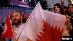 People shout slogans as they hold Turkish and Qatari flags during a demonstration in support of Qatar in central Istanbul, Turkey, late June 7, 2017.