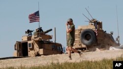 Seorang tentara AS di pangkalan yang baru didirikan di Manbij, Suriah utara, 4 April 2018. (Foto: dok).