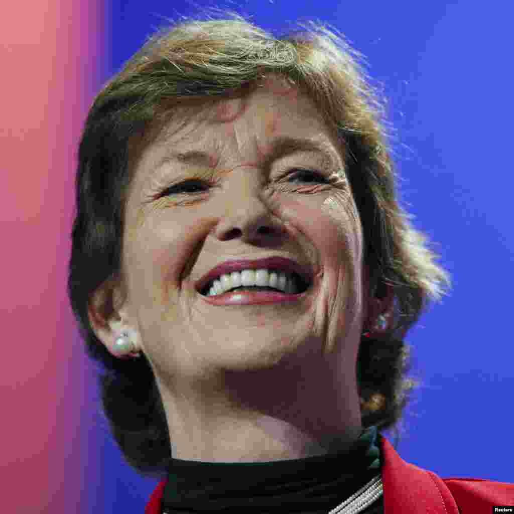 Mary Robinson, former president of Ireland, participates in a pledge to work on environmental entrepreneurship&nbsp; in New York on September 21, 2010. (Reuters)