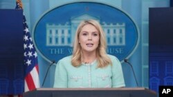 Пресс-секретарь Белого дома Кэролайн Левитт беседует с журналистами (AP Photo/Evan Vucci)