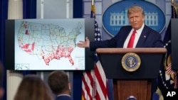 ប្រធានាធិបតី ដូណាល់ ត្រាំ នៅក្នុង​ពេល​បង្ហាញ​ពី​ការ​ផ្ទុះ​ឡើង​វីរុសកូរ៉ូណា នៅ​ឯ​​សន្និសីទ​សារព័ត៌មាន នៅ​សេតវិមាន កាល​ពី​ថ្ងៃ​ទី២៣ កក្កដា ២០២០។