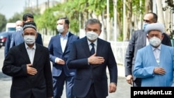 President Shavkat Mirziyoyev attends a memorial of Karim Kamalov, acting governor of Bukhara region, who died from COVID-19, Aug. 23, 2020. (Photo: President.uz)