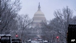 দুর্যোগপূর্ণ আবহাওয়ার কারণে অভিষেক অনুষ্ঠান ক্যাপিটল ভবনের ভেতরে নেয়া হয়েছে। ফটোঃ ১৯ জানুয়ারি, ২০২৫।