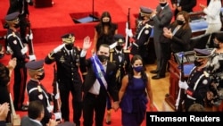 El presidente de El Salvador, Nayib Bukele, saluda tras pronunciar un discurso al país para conmemorar su segundo año en el cargo, en San Salvador, el martes 1 de junio de 2021.