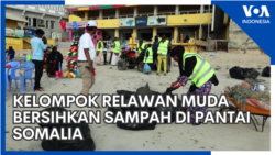 Kelompok Relawan Muda Bersihkan Sampah di Pantai Somalia