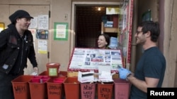 ARSIP - (Kiri ke Kanan) Shilo Murphy, Misty Kohal, dan Jeff Sablosky bersiap membuka People's Harm Reduction Alliance, sebuah program penukaran jarum terbesar di Amerika Serikat bertempat di Seattle, Washington (foto: REUTERS/David Ryder)