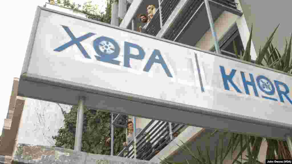 Pusat komunitas Khora, yang sebelumnya merupakan toko percetakan, sekarang menjadi tempat penampungan pengungsi di distrik Exarchia, Athena, Yunani (26/10).