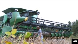 A farmer checks his combine as he gets ready to harvest his soybean crop at his farm in South Carolina 2016. (File Photo)
