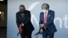 Le président sud-africain Cyril Ramaphosa et le fondateur de NantWorks Dr Patrick Soon-Shiong ont coupé le ruban lors du lancement de NantSA, le futur campus de fabrication de vaccins à Brackengate, Cape Town, le 19 janvier 2022.