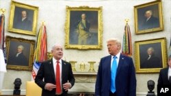 হোয়াইট হাউসের ওভাল অফিসে প্রেসিডেন্ট ডনাল্ড ট্রাম্প ও ইসরায়েলি প্রধানমন্ত্রী বেনিয়ামিন নেতানিয়াহুর সাক্ষাৎ। ওয়াশিংটন, ৪ ফেব্রুয়ারি, ২০২৫। 