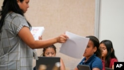 Una maestra toma la asistencia en la Escuela Primaria Frye en Chandler, EEUU, el 23 de mayo de 2023. 