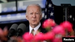 جو بایدن در حال سخنرانی در جمع فارغ‌التحصیلان آکادمی نیروی دریایی ارتش ایالات متحده آمریکا. ٢٧ مه ٢٠٢٢