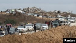 Палестинците чекаат да преминат преку контролен пункт управуван од американски и египетски безбедносни изведувачи откако израелските сили се повлекоа од коридорот Нецарим, во близина на градот Газа, 9 февруари 2025 година.