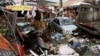 Xe cộ và tử thi nằm giữa đống đổ nát sau bão Haiyan trong thành phố Tacloban, tỉnh Leyte, miền trung Philippines.